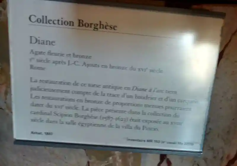 Crescent on the head of the statue of Diana